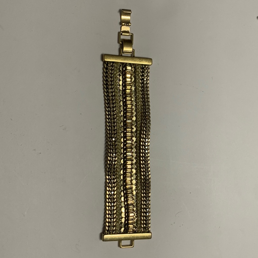 Stella & Dot gold colour bracelet with snap clasp.